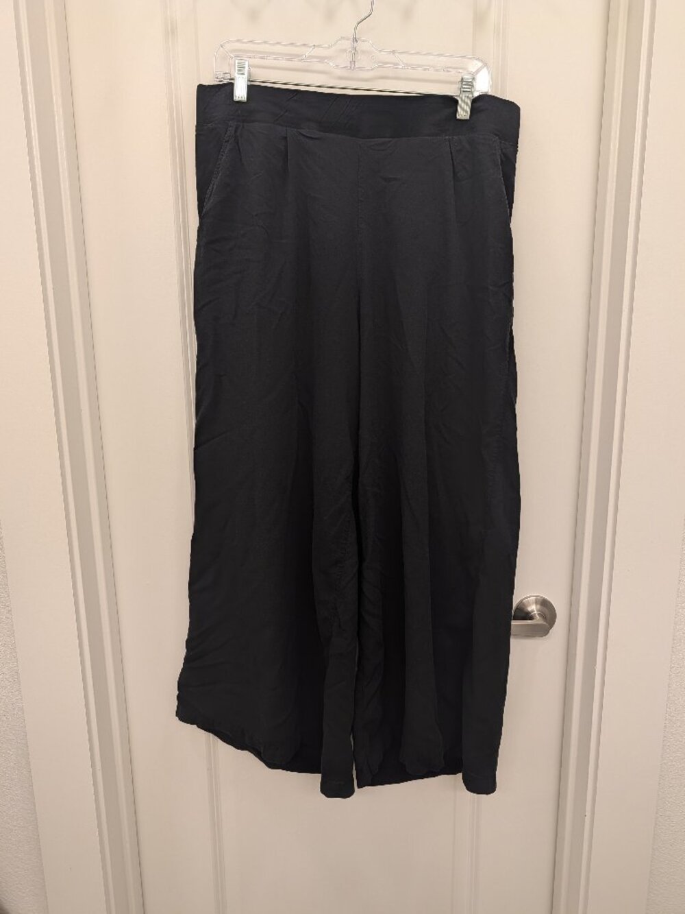 Torrid Black Wide Leg Pants Size 1 Plus Size Flowy Pleated Crop Culottes EUC